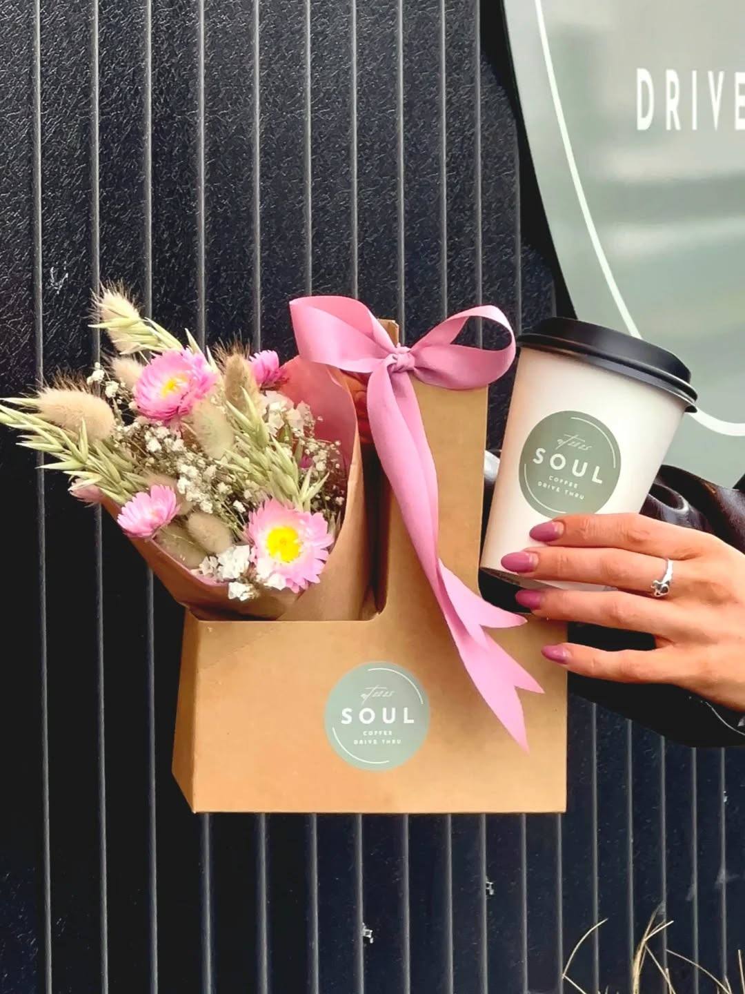 Takeaway coffee cup and carrier box with pink dried flowers